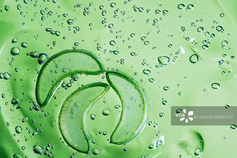 绿色背景上的芦荟凝胶切片纹理图片素材