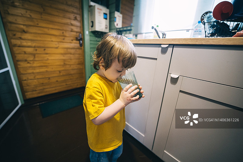 儿童喝玻璃杯里的水图片素材