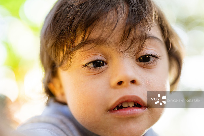 患有唐氏综合征的小男孩特写图片素材