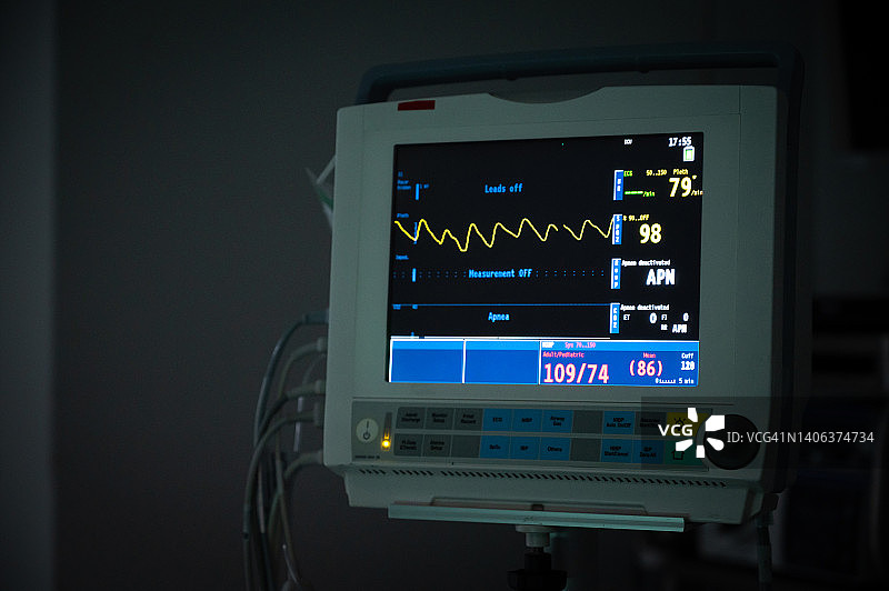 医院手术室中使用的生命体征监护仪图片素材