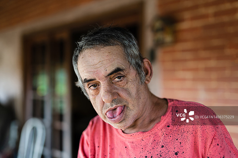 患有精神障碍的男人肖像图片素材