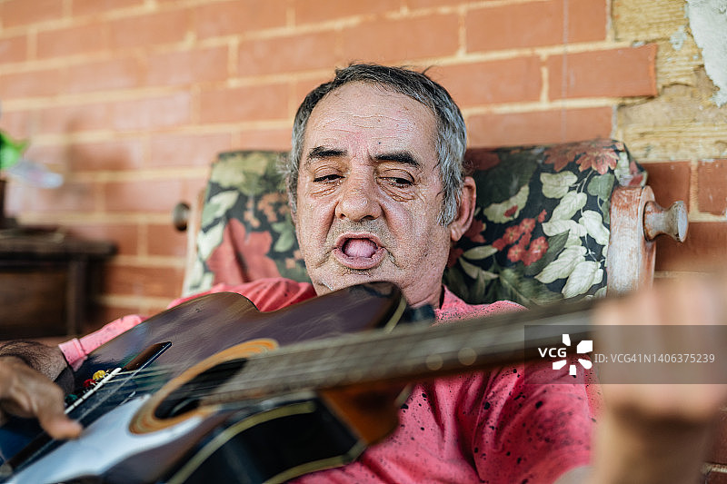 老年男人在家弹吉他图片素材