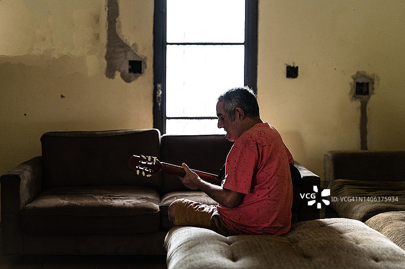 在家弹吉他的年长者图片素材