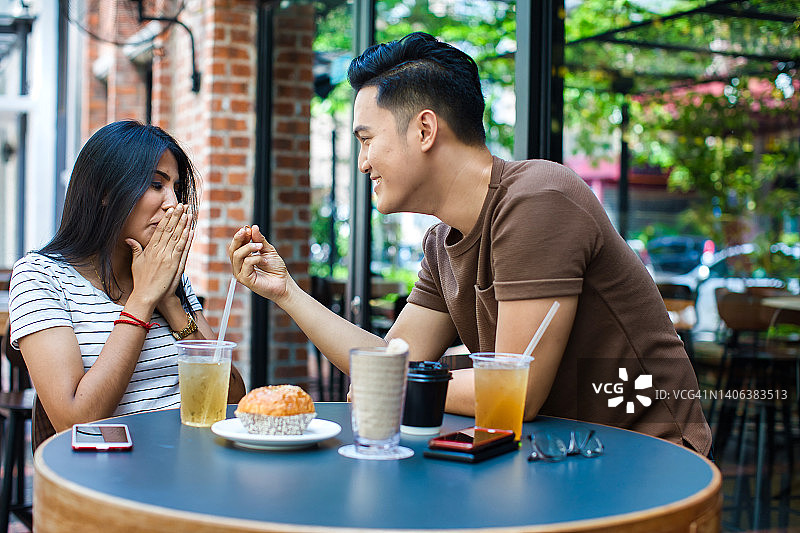 在咖啡馆求婚图片素材