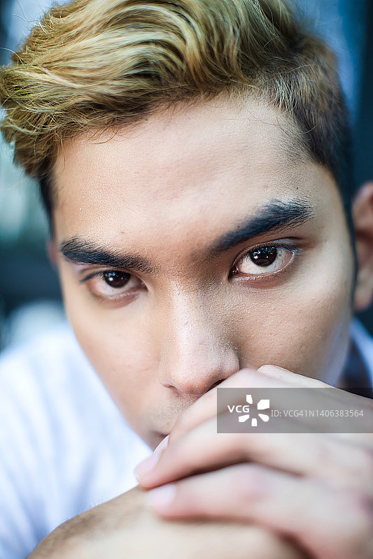 表情严肃的年轻男子肖像图片素材