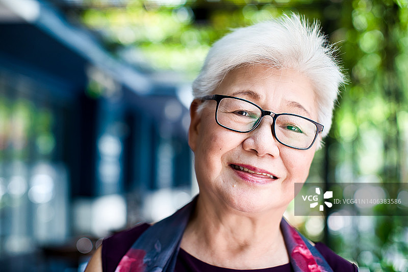 退休亚洲女人的肖像图片素材