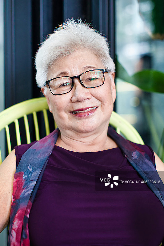退休亚洲女人的肖像图片素材