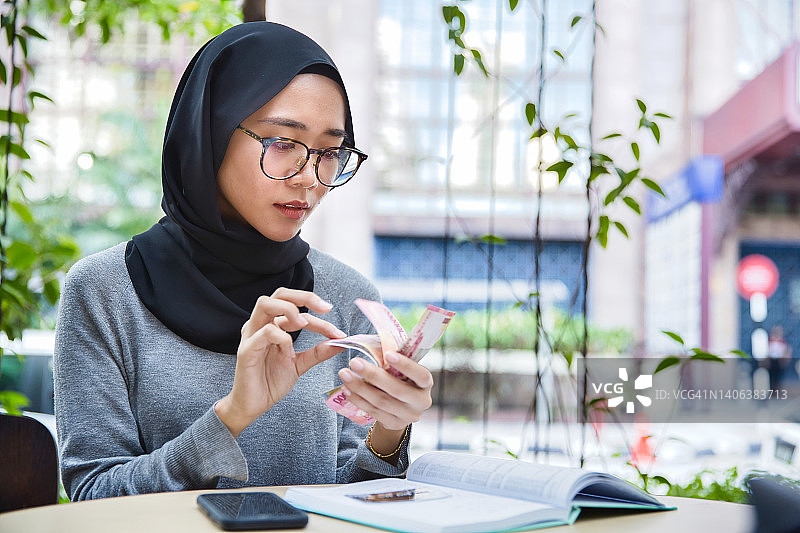 小企业主在数钱图片素材