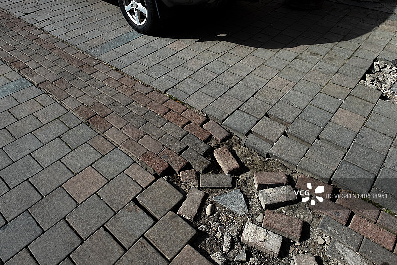 道路上损坏不平的石块图片素材