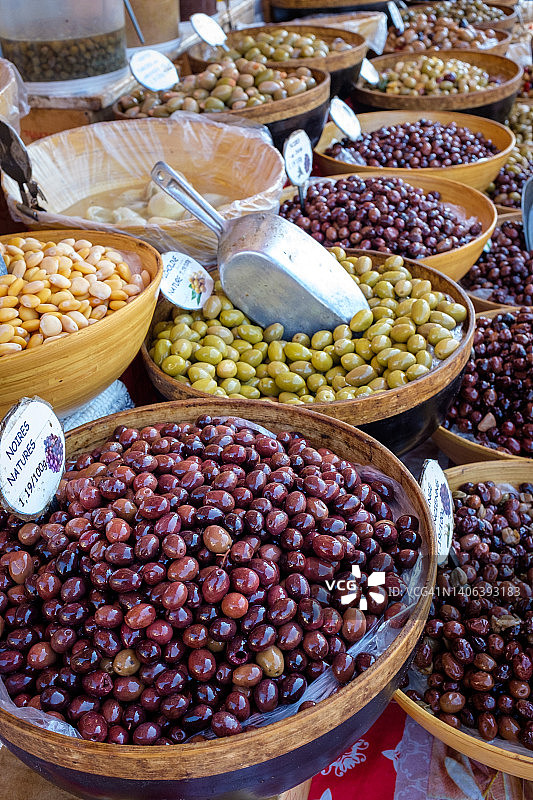 市场摊位上出售的混合橄榄特写照片图片素材