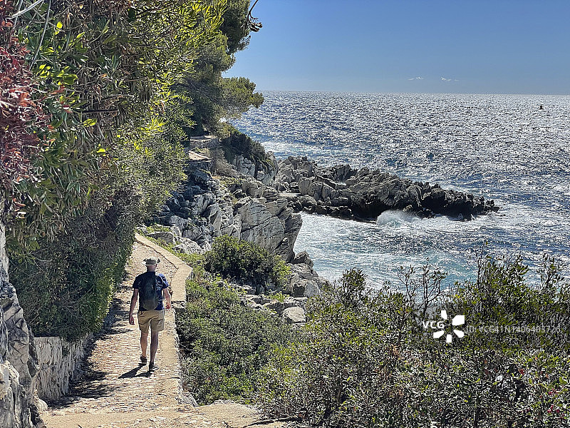 人们在尼斯附近的蓝色海岸圣让卡弗尔拉徒步旅行图片素材