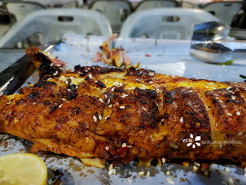 烤鱼配芝麻图片素材