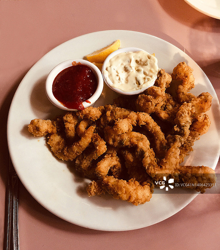 炸鱿鱼配两种蘸酱图片素材