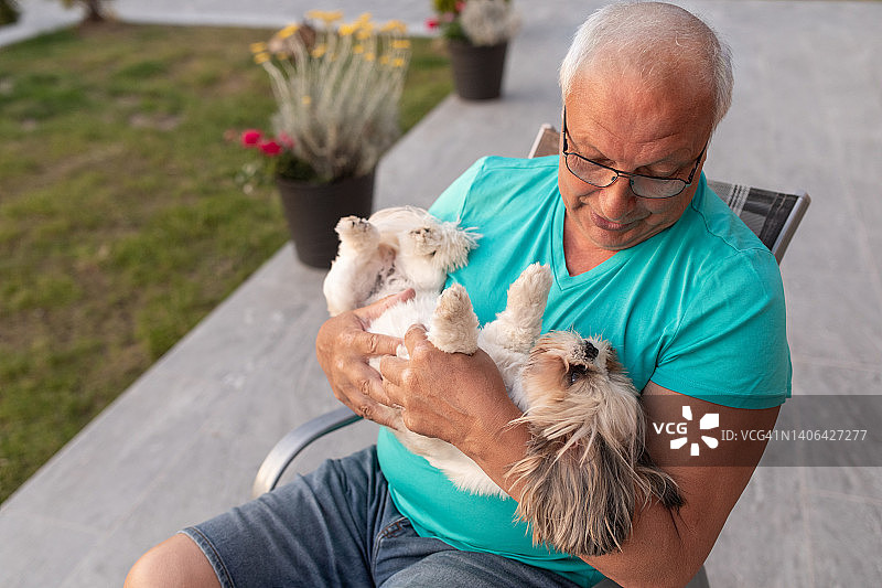 快乐的年长男人和他的狗图片素材