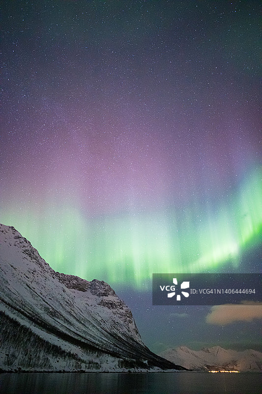 挪威海岸上空令人难以置信的北极光活动图片素材