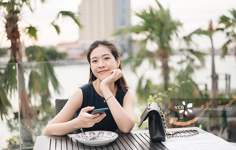 亚洲女性在曼谷郑王庙欣赏日落美景图片素材