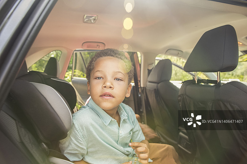 男孩坐在汽车后座图片素材