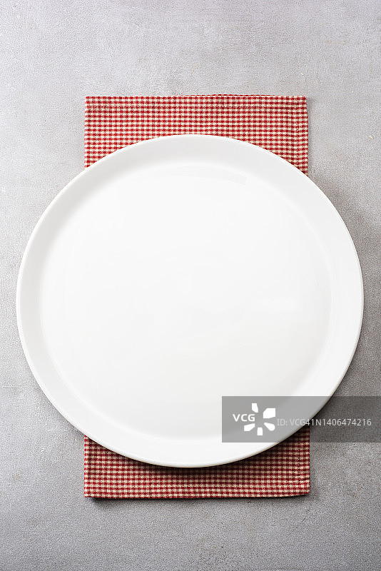 灰色水泥背景上的空白白盘图片素材