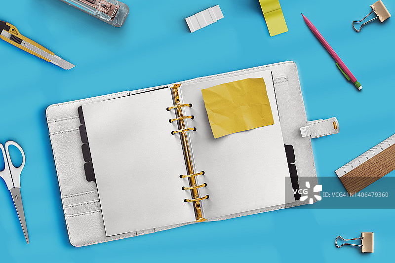 打开的计划本与文具开学季概念图片素材