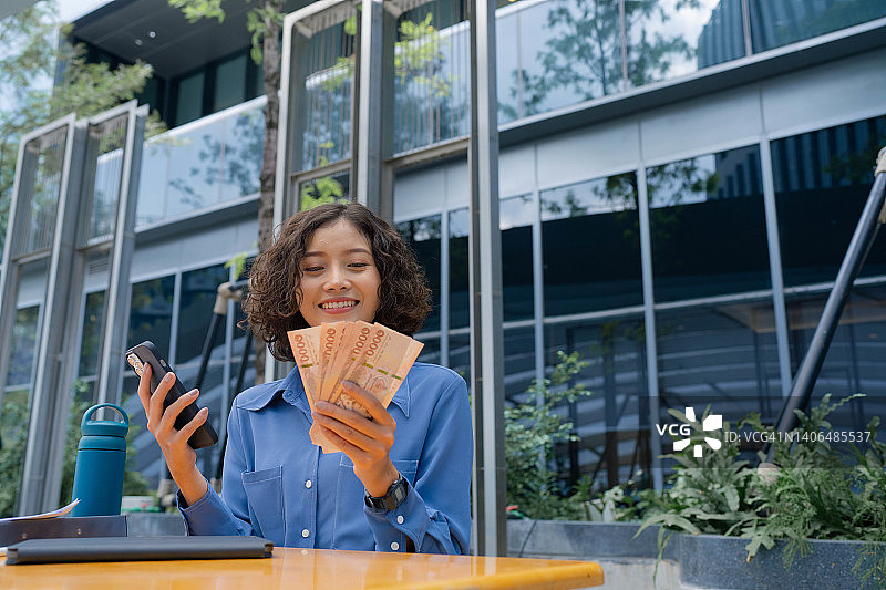 商务女人数泰国货币图片素材