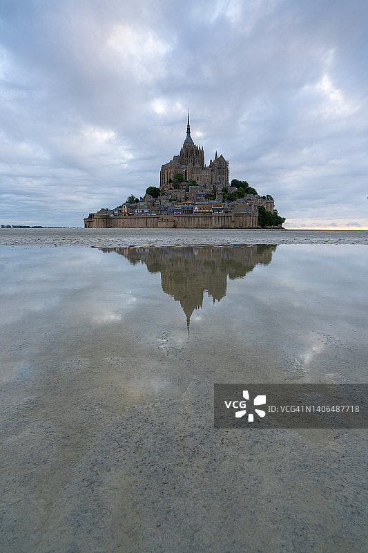 夜晚的圣米歇尔山图片素材