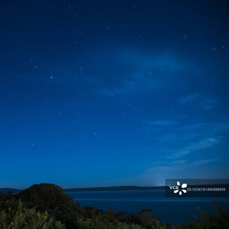 星空下泻湖上的月亮升起图片素材