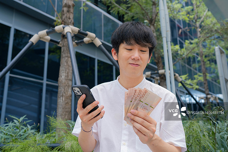 店主在办公室里数现金，高兴的商人收到银行存款图片素材