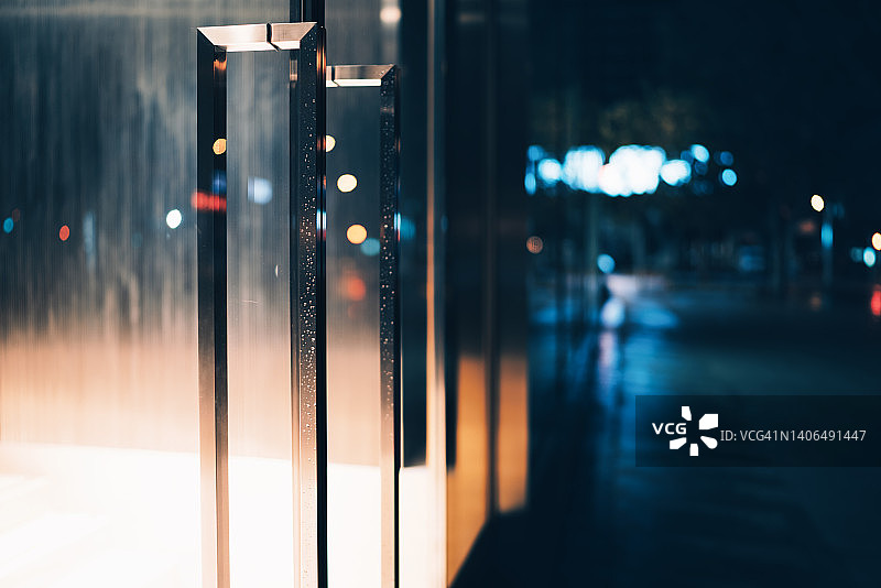 雨夜中的门把手图片素材