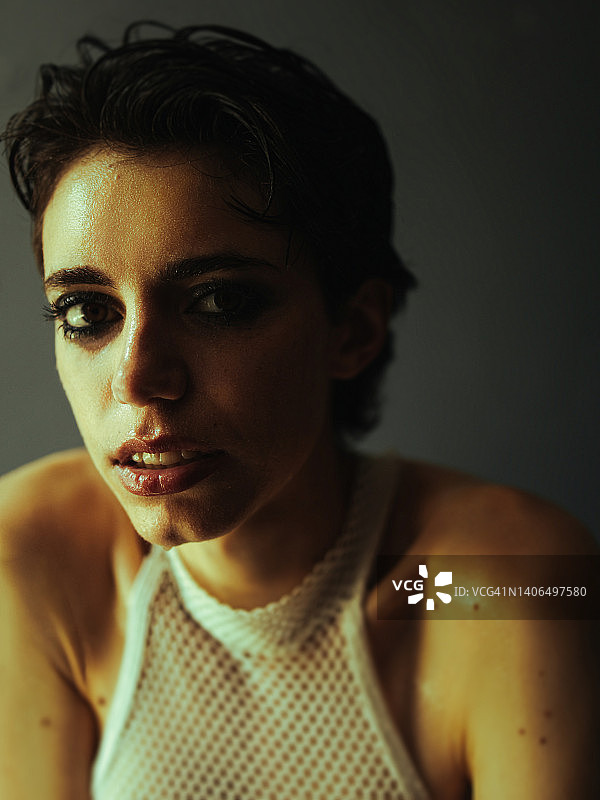 浓妆艳抹的美丽女子肖像图片素材