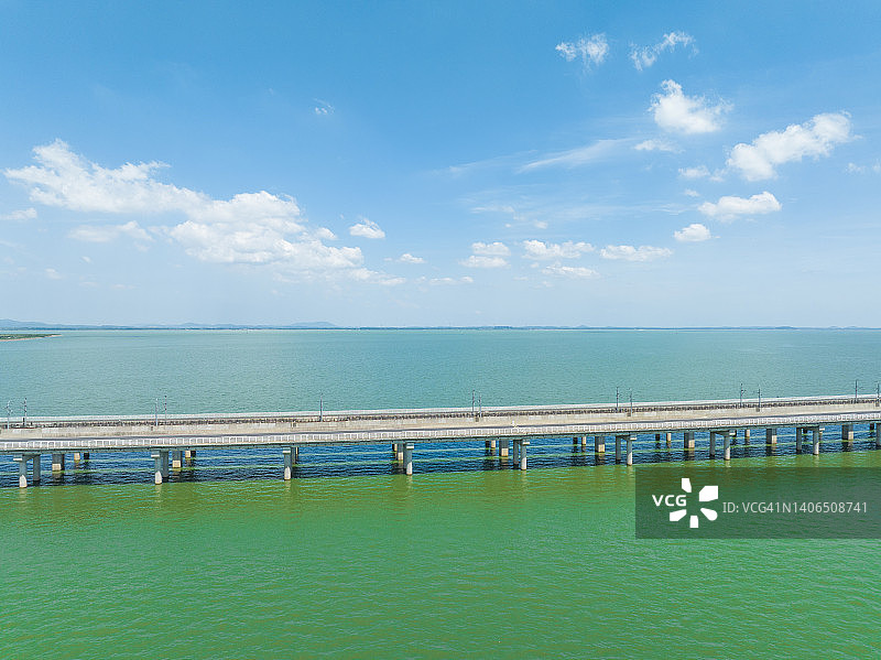 湖上的长桥图片素材