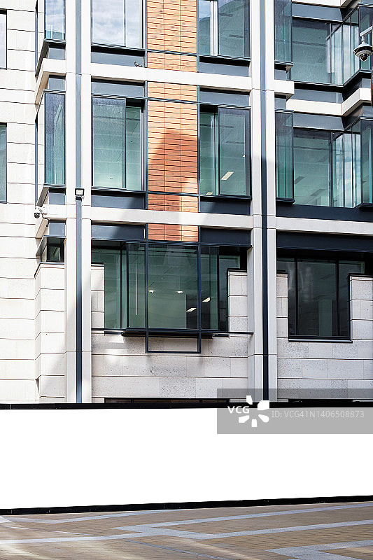 办公楼前的空白广告牌图片素材