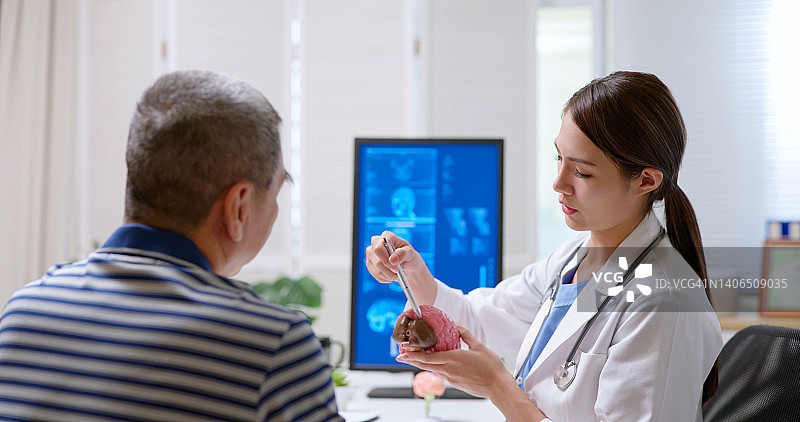 医生讲解大脑模型图片素材