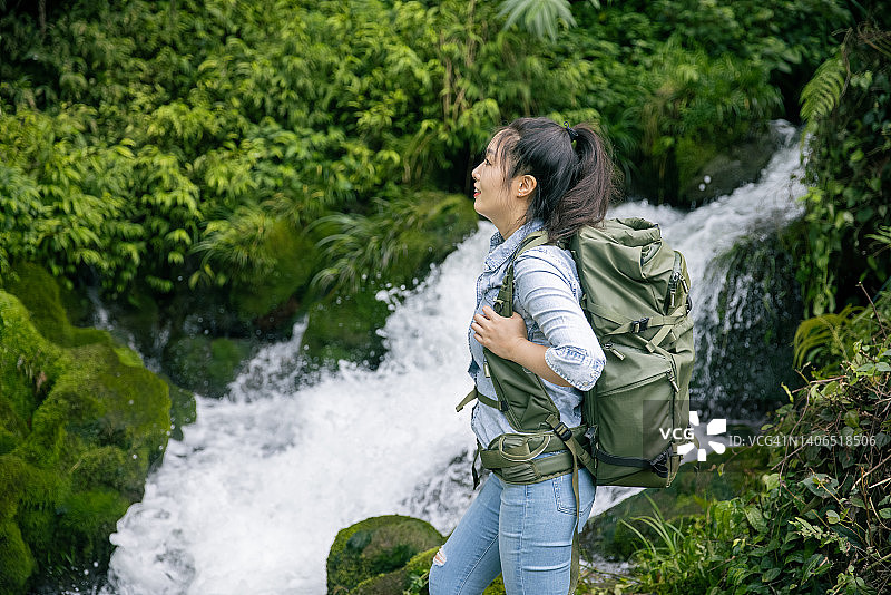 年轻女人在山中徒步旅行图片素材