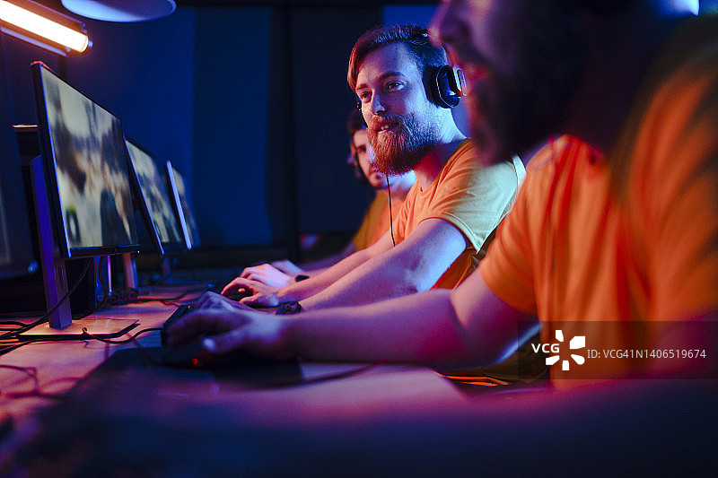 参加电子竞技比赛的男子电竞团队图片素材