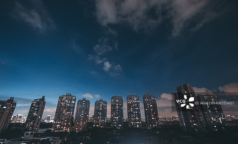 夜间美丽的星空云彩下的住宅楼图片素材
