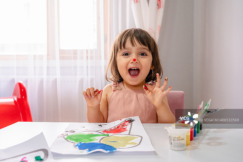 快乐的小孩子正在进行有趣的指纹绘画图片素材