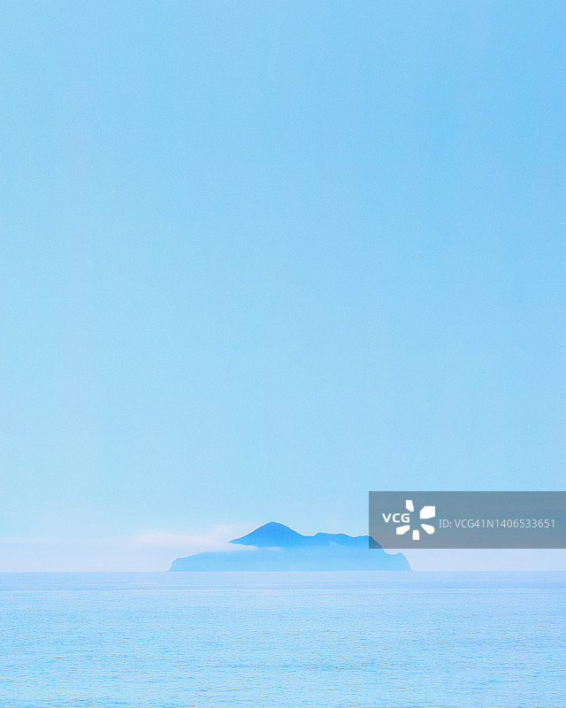 雾中海岛美景图片素材