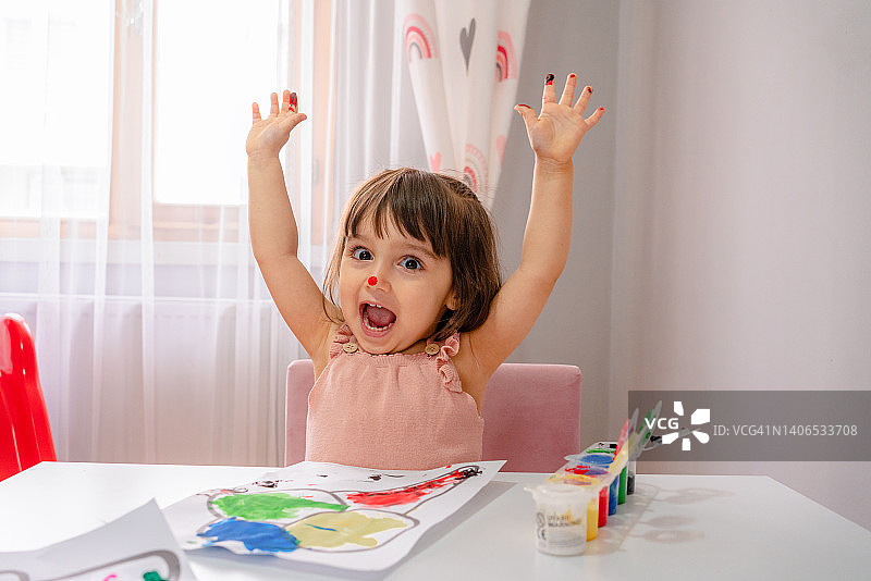 快乐的小孩子正在进行有趣的指纹绘画图片素材