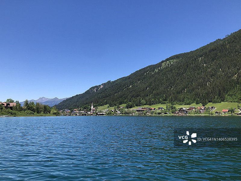 俯瞰远处村庄的山间湖泊图片素材