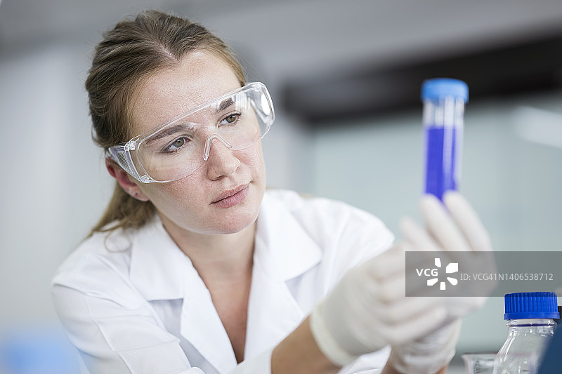 临床科学家在研究中心检测化学物质图片素材