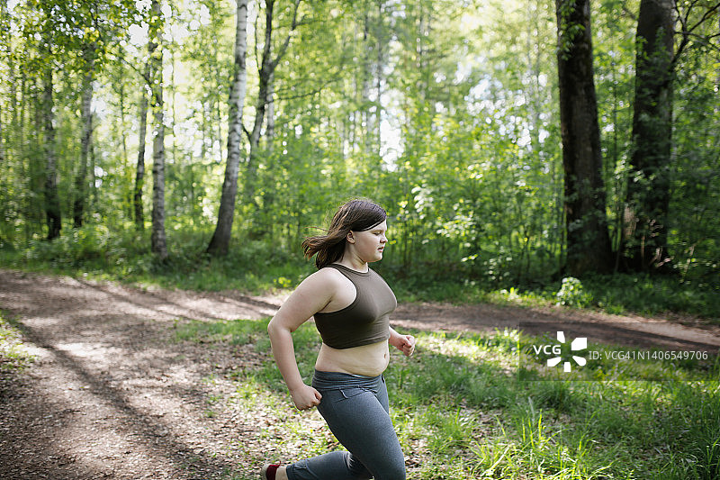 在森林中奔跑的青少年女孩图片素材