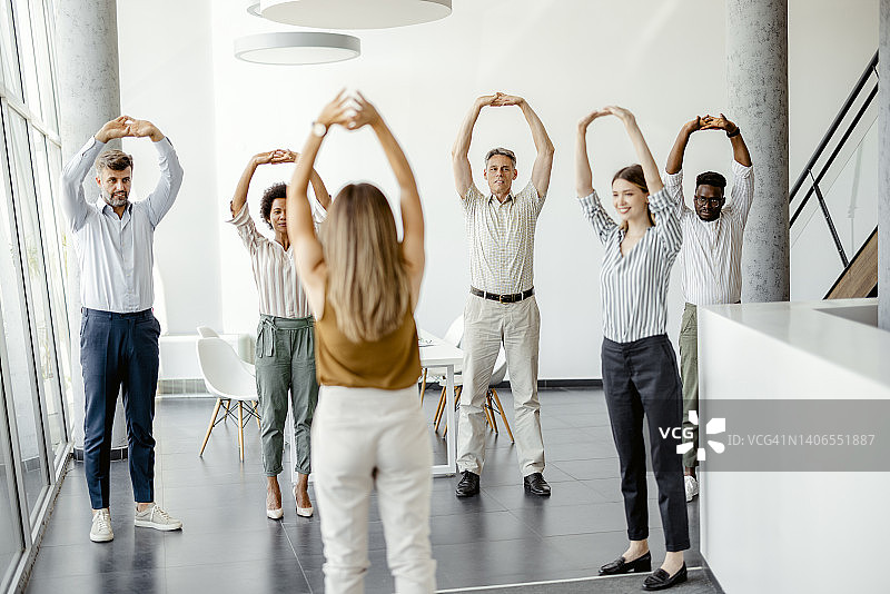 在工作场所做伸展运动的商务人士图片素材