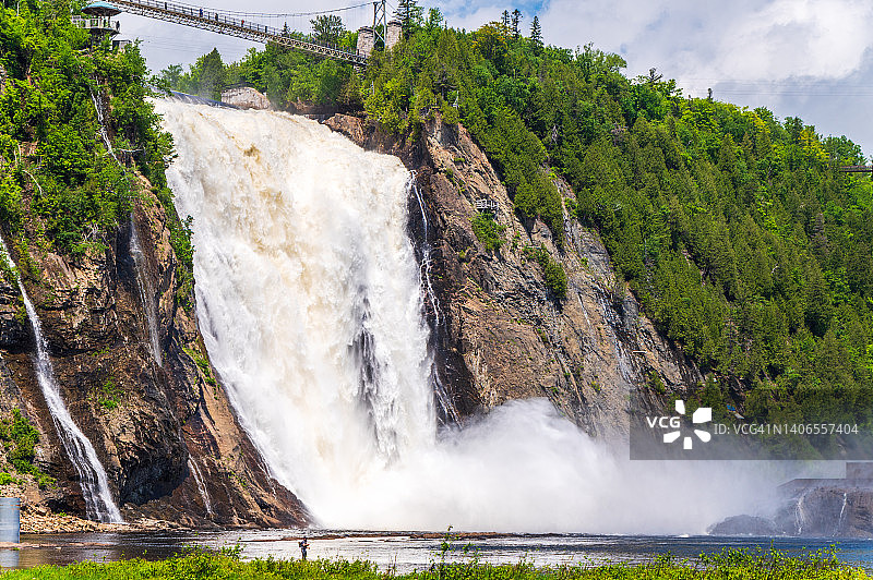 加拿大魁北克省蒙莫朗西瀑布的仰视角度图片素材