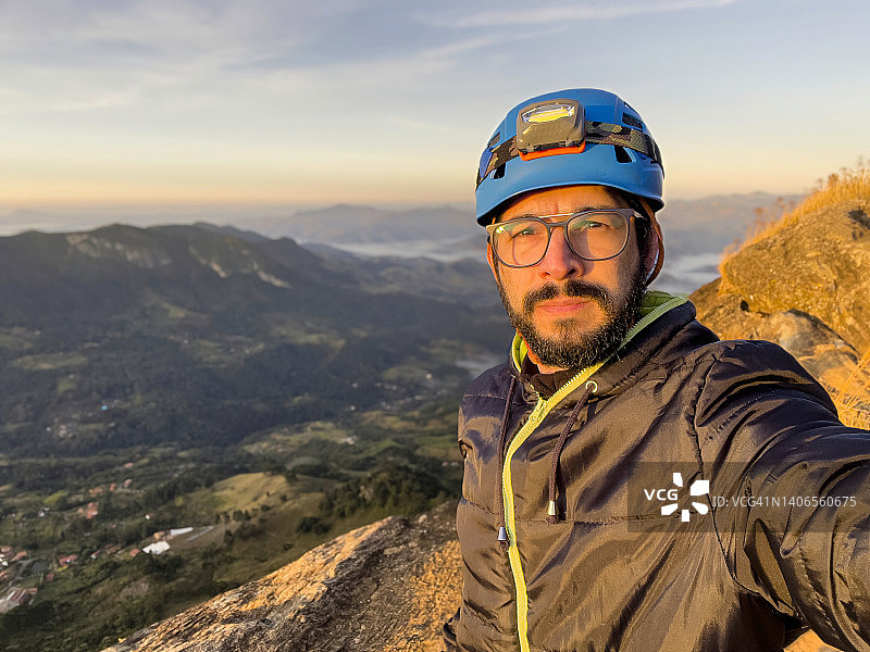 攀登后在山顶自拍的留着胡子的拉丁男人图片素材