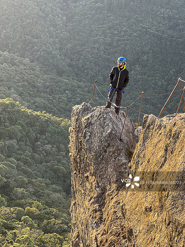 攀登时在山顶的年轻拉丁男人图片素材