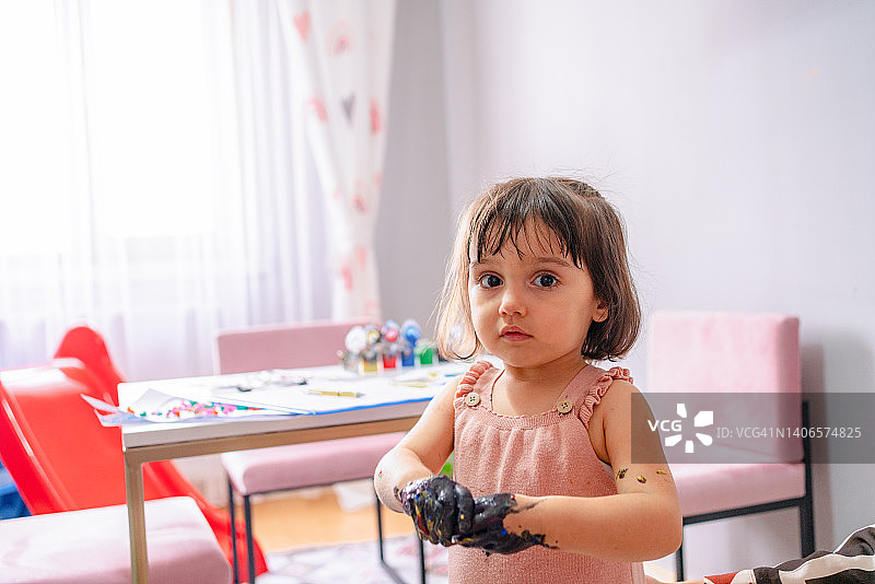眼神内疚的女孩图片素材