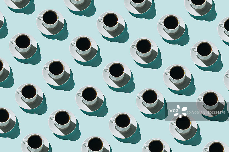 蓝色背景上的咖啡杯图案图片素材