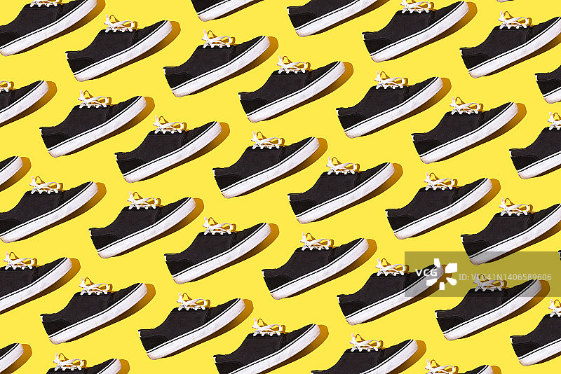 黄色背景上的帆布滑板运动鞋图案图片素材