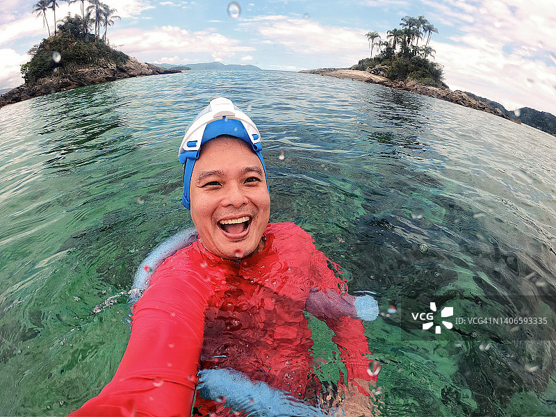 在海边玩耍的微笑男人图片素材