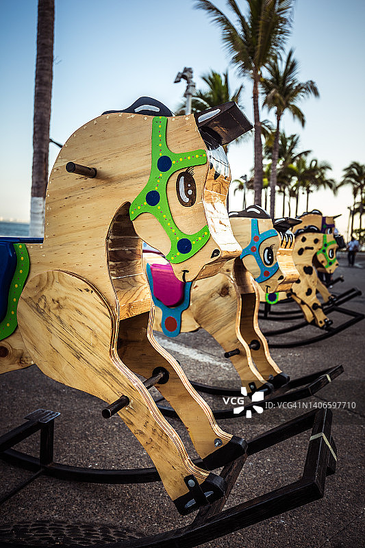 墨西哥巴亚尔塔港的摇摇木马图片素材